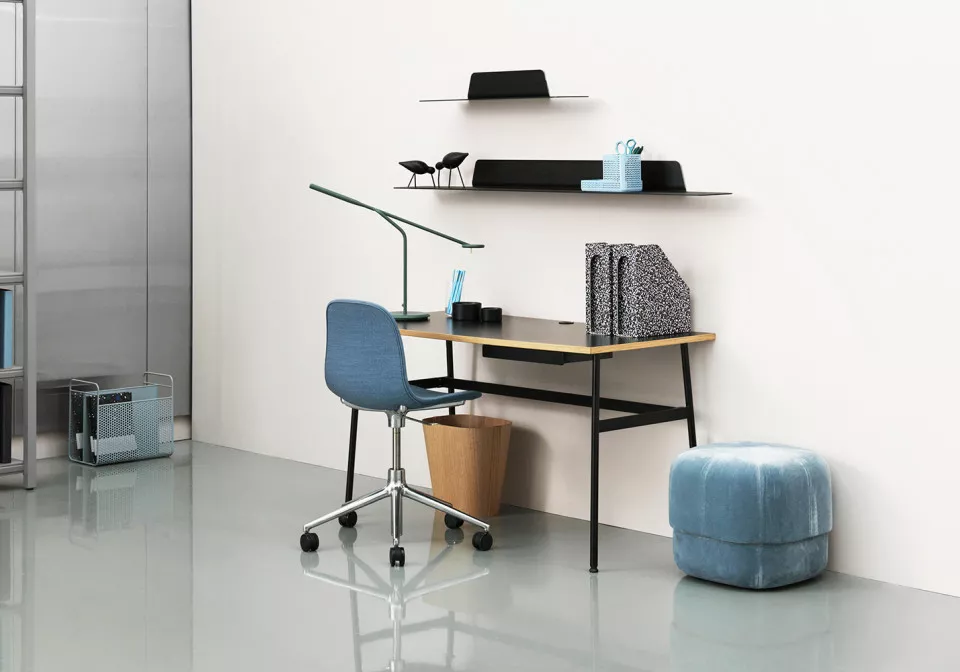 Normann Copenhagen aan het bureau