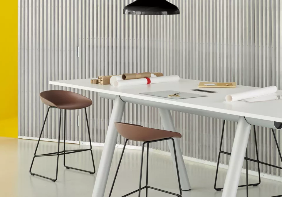 AAS 38 H65 soft brick 2.0 shell black powder coated base Boa High Table white laminate metallic grey powder coated frame pa frame