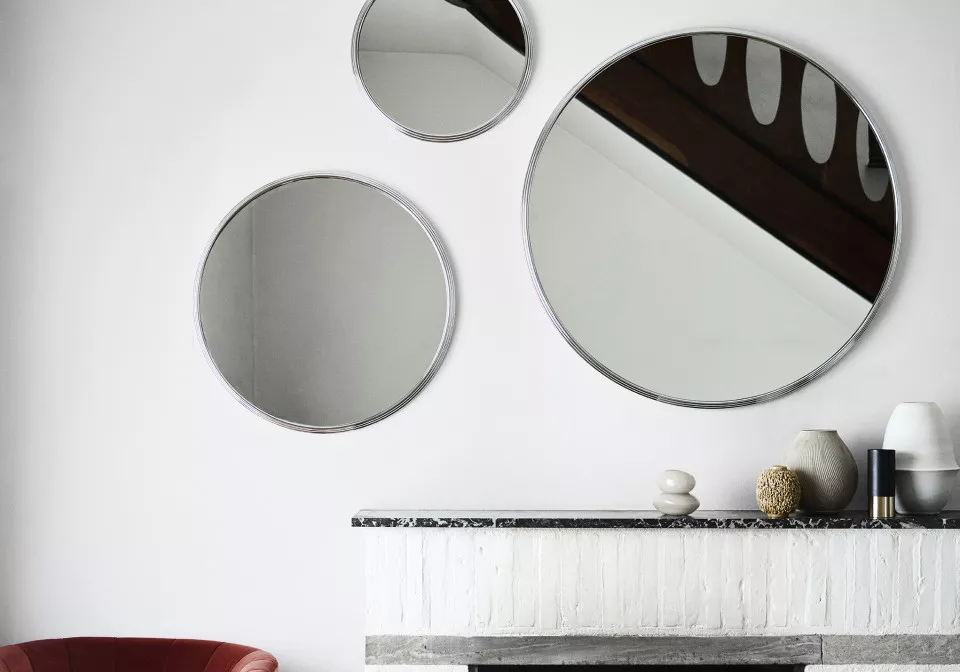 Spiegeltje aan de wand met &Tradition