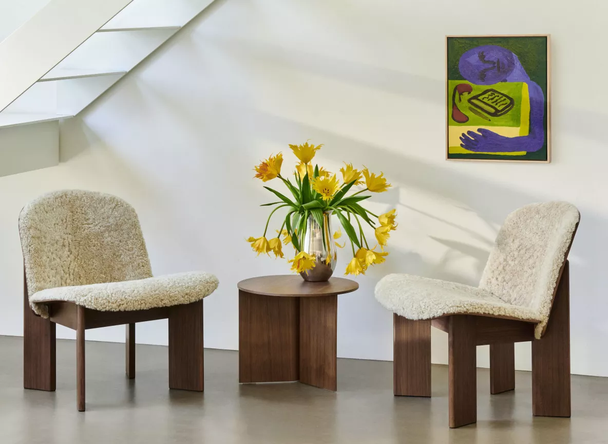 Chisel Lounge Chair front uph Mohawi 21 wb lacquered walnut Slit Table Wood Round wb lacquer walnut 1 min