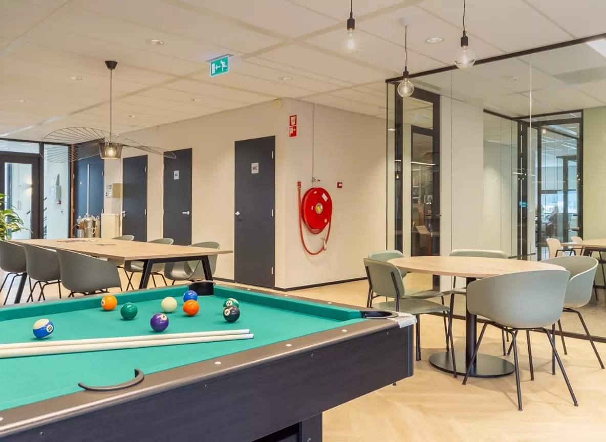 Comfortabele kantoorinrichting pooltafel kato projecten