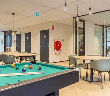 Comfortabele kantoorinrichting pooltafel kato projecten