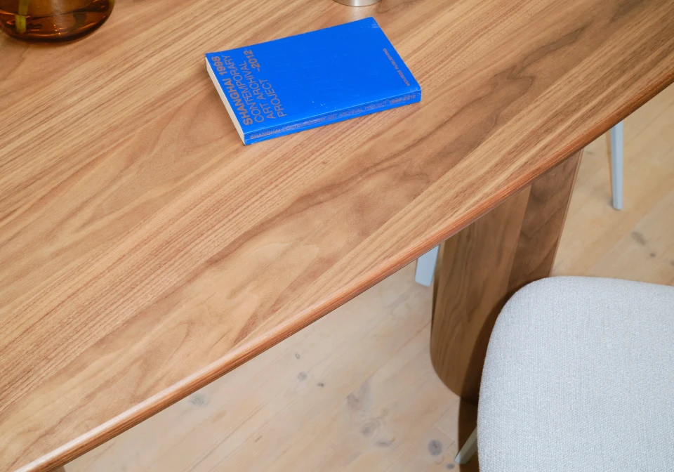 Editorial re norm table walnut veneer visu light blue ecriture 710 silent hi res