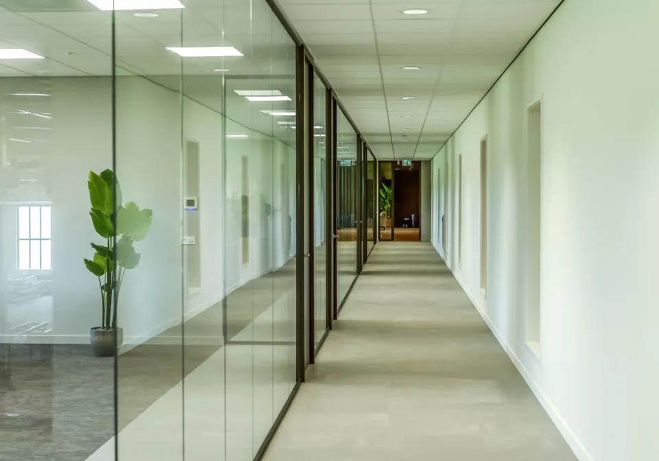 Glazen wand op kantoor