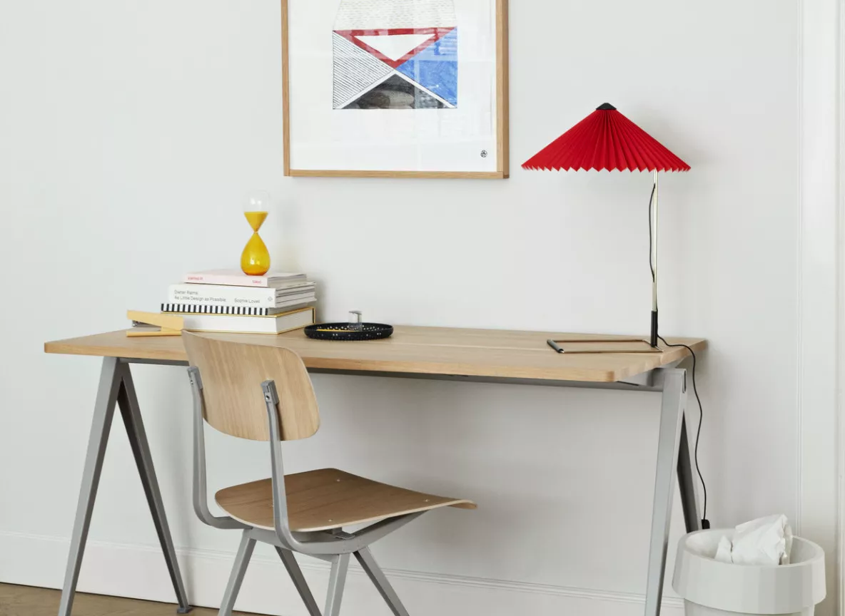Result Chair matt lacquer oak beige frame Pyramid Table 01 matt lacquer oak beige frame Matin Table Lamp bright red shade