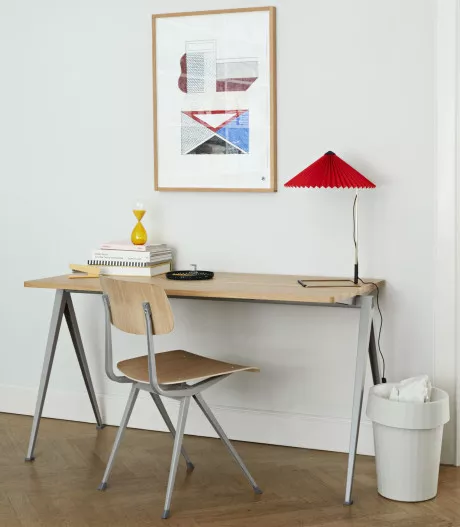 Result Chair matt lacquer oak beige frame Pyramid Table 01 matt lacquer oak beige frame Matin Table Lamp bright red shade