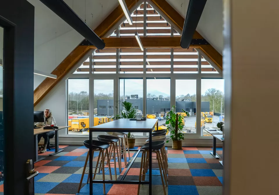 Kantoorinrichting met hoogte 