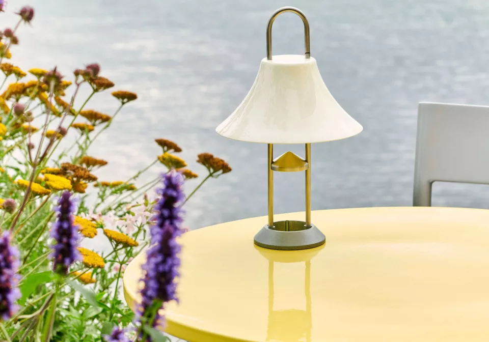 Mousqueton Portable oyster Ceramic Table dia70xH74 bright yellow tabletop cream white tube concrete base Type Chair silver grey aluminium 1