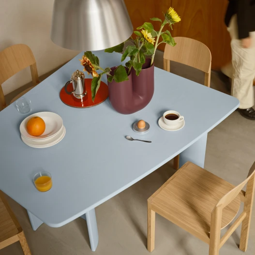 editorial ambit pendant 40 brushed alu re norm table 130 light blue workshop chair oak kink deep red hi res