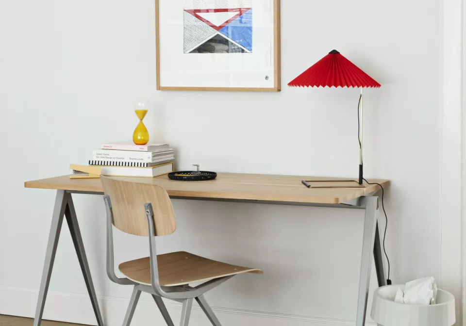 Result Chair matt lacquer oak beige frame Pyramid Table 01 matt lacquer oak beige frame Matin Table Lamp bright red shade