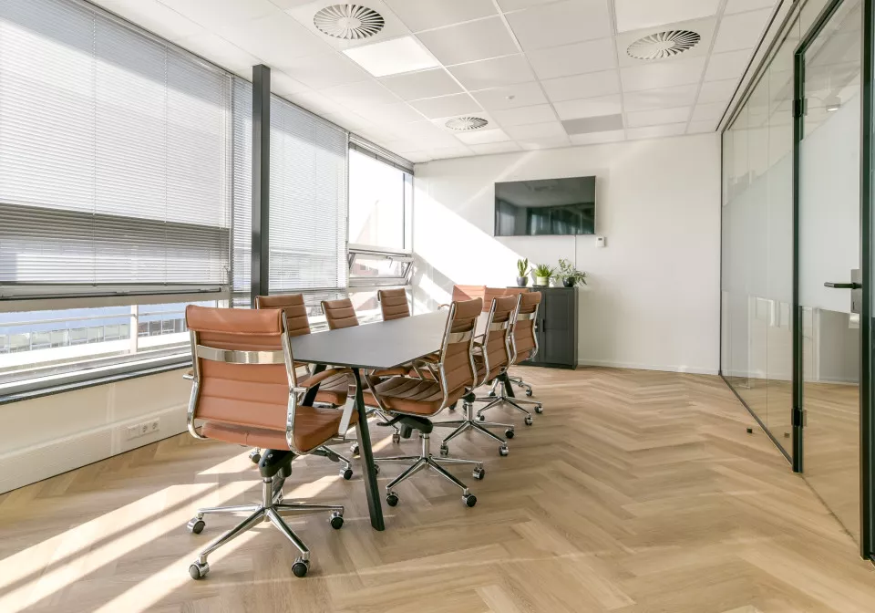 Veel glas in een modern kantoor