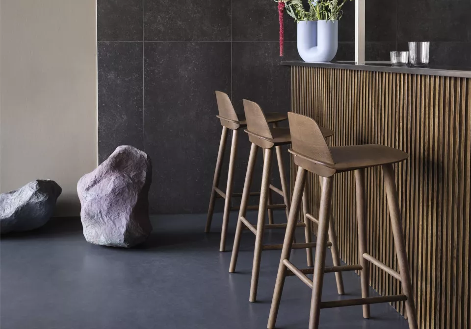 nerd bar stool 75 stained dark brown kink vase light blue muuto org 150