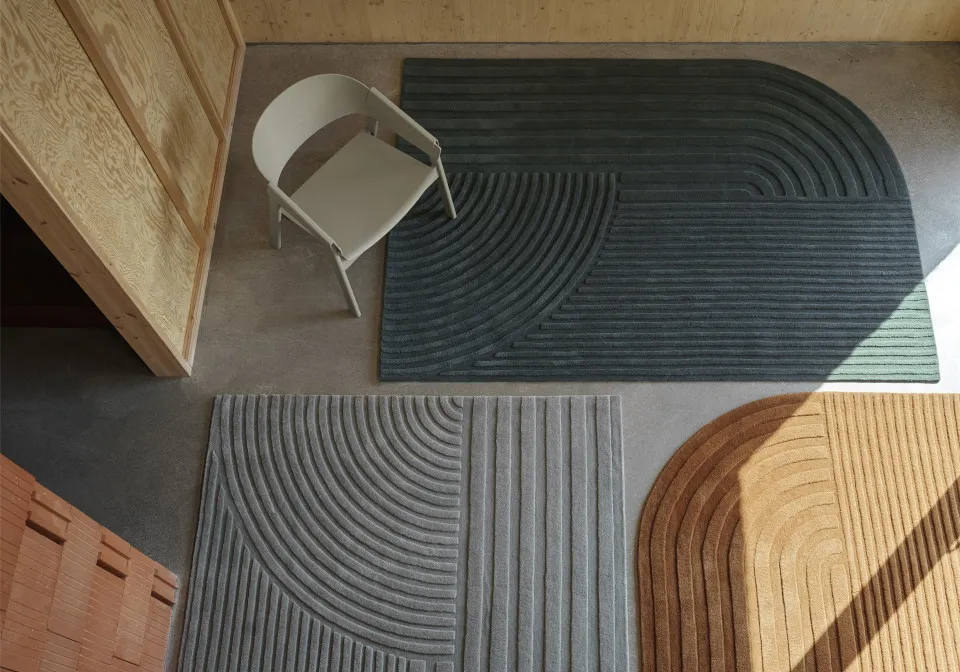 relevo rug dark green sage green burnt orange 170x240 cover lounge dark beige muuto org 150 v2