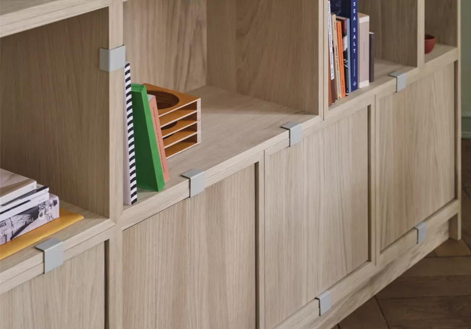 stacked bookcase 1 oak relevo rug burnt orange kink vase light blue muuto org 150